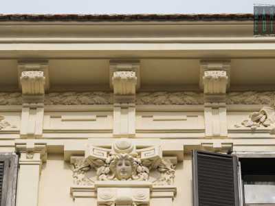 La fascia sommitale di coronamento � infine costituita da un ampio ornamento arricchito da motivi floreali e geometrici, scandito verticalmente da triglifi con mensole